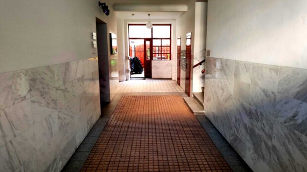 Kamienica Alfreda Binzera - korytarz od bramy wejściowej do klatek schodowych i wyjścia na podwórko. Fot. Warszawa.p