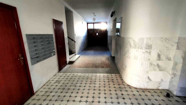 Kamienica Alfreda Binzera - korytarz od bramy wejściowej do klatek schodowych. Fot. Warszawa.pl