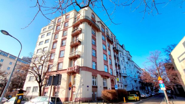 Kamienica Alfreda Binzera - na rogu ul. Klonowej i Flory, adres ul. Flory 1. Fot. Warszawa.pl