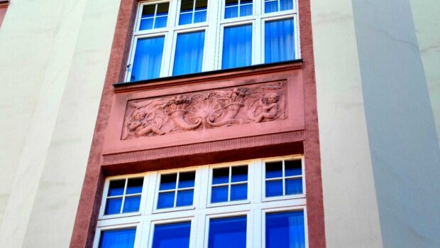Kamienica Alfreda Binzera - płaskorzeźba na ścianie wschodniej. Fot. Warszawa.pl