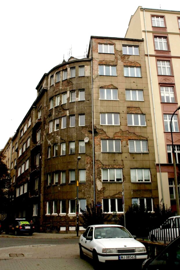 Kamienica Alfreda Binzera - przy ul. Klonowej 12 przed modernizacją. Źródło zdjęcia: pracownia architektoniczna ''Dom i Miasto'' Czesława Bieleckiego: www.dim.pl. Fot. źr. Dom i miasto