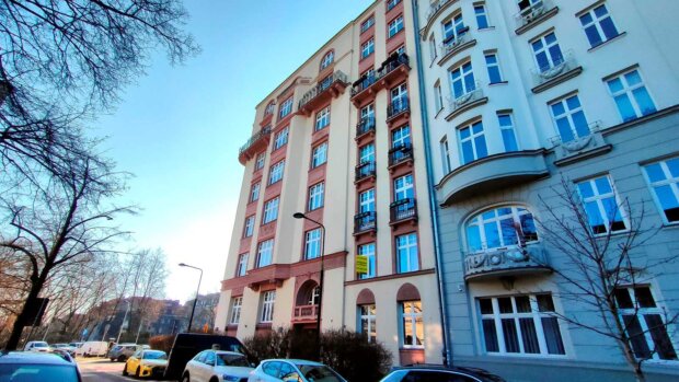 Kamienica Alfreda Binzera - widok z ulicy Flory. Fot. Warszawa.pl