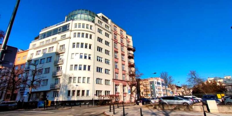 Kamienice Alfreda Binzera - w artykule omówiona jest ta na rogu ul. Klonowej i Flory w odcieniu różowym. Fot. Warszawa.pl