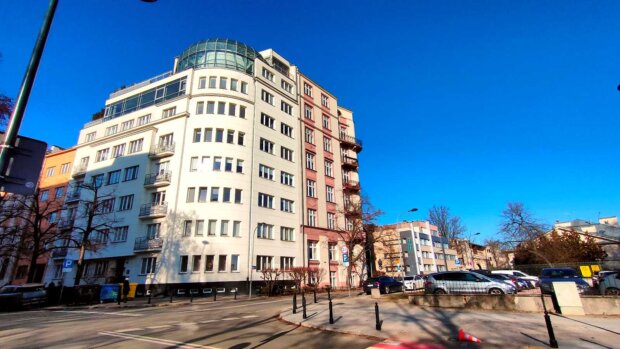 Kamienice Alfreda Biznera w lutym 2026 roku - przy ul. Klonowej i przy ul. Flory. Fot. Warszawa.pl