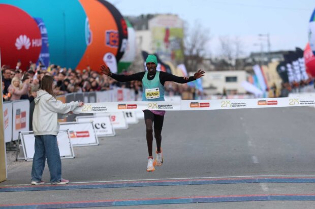 Kenijczyk Amon Kiptoo - pierwszy na mecie 20. Półmaratonu Warszawskiego. Fot. Andrzej Olszanowski