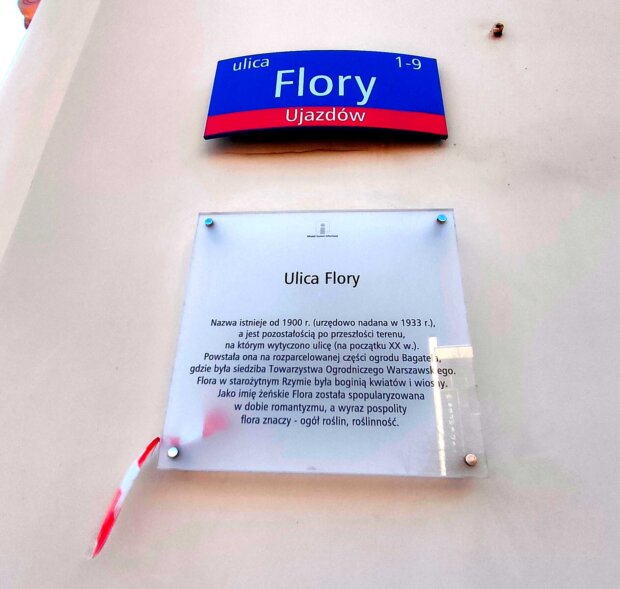 Miejski System Informacyjny tabliczka z nazwą ulicy Flory, zakres numeracji, osiedle i tabliczka z opisem nazwy ulicy. Fot. Warszawa.pl