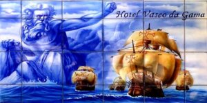 Płytki ceramiczne (glazura, flizy) w hotelu Vasco da Gama - Sabarís, Santa Cristina da Ramallosa, Baiona w Hiszpanii. Fot. Joseolgon. Wikimedia