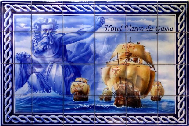 Płytki ceramiczne (glazura, flizy) w hotelu Vasco da Gama - Sabarís, Santa Cristina da Ramallosa, Baiona w Hiszpanii. Fot. Joseolgon. Wikimedia