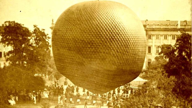 Przygotowania do startu balonu - teren Uniwersytetu Warszawskiego, sierpień 1872 r. Fot. Konrad Brandel