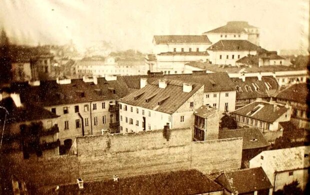 Widok Warszawy (domy w okolicach Teatru Wielkiego) z balonu. Zdjęcie Konrada Brandla z 1865 r. Fot. Konrad Brandel