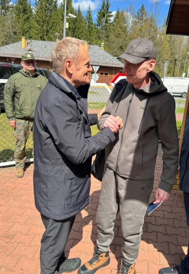 Andrzej Poczobut i Donald Tusk - na granicy polsko-białoruskiej. Fot. KPRM