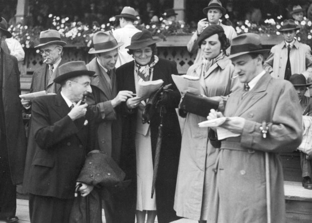 Grupa artystów i dziennikarzy na torze wyścigów konnych - Wyścigi konne na Polu Mokotowskim w 1936 r. Fot. Ilustrowany Kurier Codzienny. Źr. NAC
