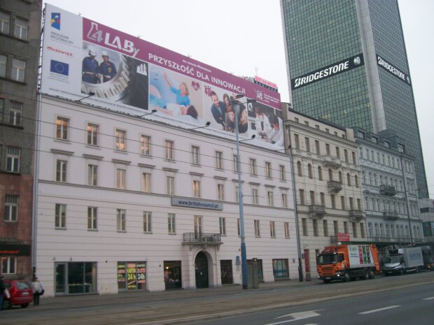 Kamienica Kristalla - pierwsza od lewej, al. Jerozolimskie 59, w 2015 r. Fot. Szczecinolog (Wikimedia)