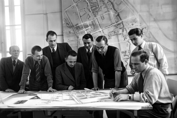 Kazimierz Marczewski (trzeci z prawej) w urbanistycznej pracowni ''Śródmieście'' Biura Odbudowy Stolicy. Zdjęcie restaurowane AI. Fot. Edward Doliwa-Falkowski (Wikimedia)