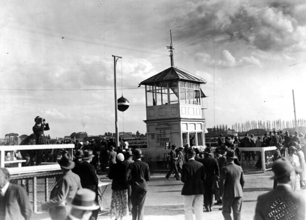 Kibice na torze wyścigów konnych w 1936 r. Widoczna budka dla sędziów. Fot. Ilustrowany Kurier Codzienny. Źr. NAC