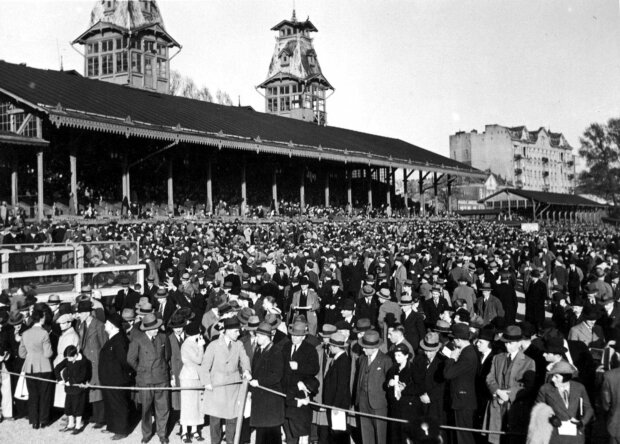 Kibice zgromadzeni na torze wyścigów konnych przed głównymi trybunami na Polu Mokotowskim w 1936 r. Fot. Ilustrowany Kurier Codzienny. Źr. NAC