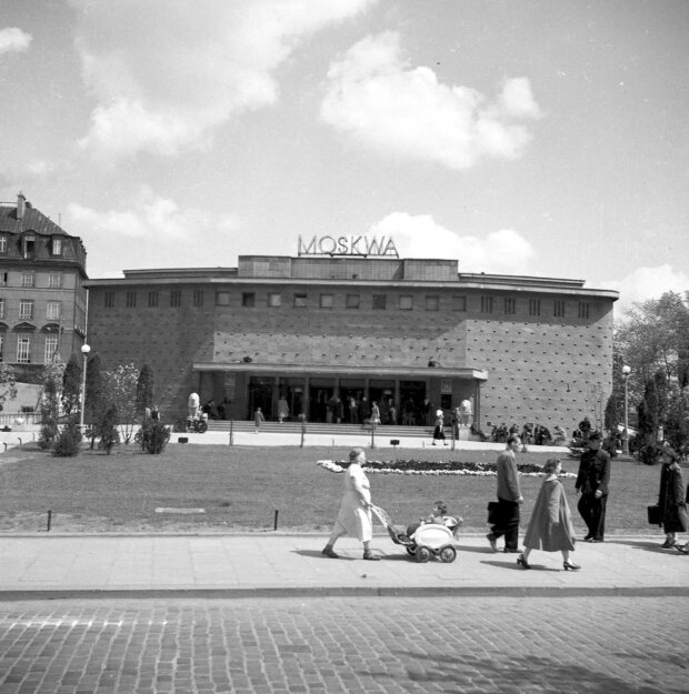 Kino Moskwa w Warszawie - widok zewnętrzny budynku od strony ulicy Puławskiej. Fot. Zbyszko Siemaszko (NAC)