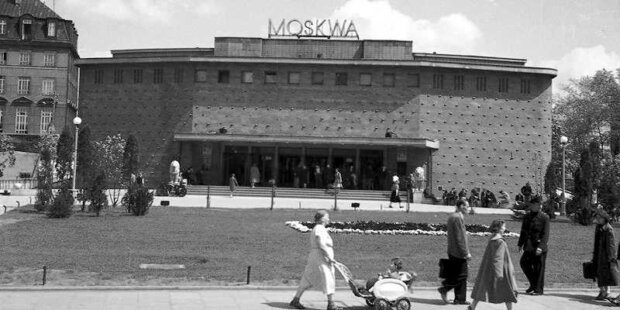 Kino Moskwa w Warszawie - widok zewnętrzny budynku od strony ulicy Puławskiej. Fot. Zbyszko Siemaszko (NAC)