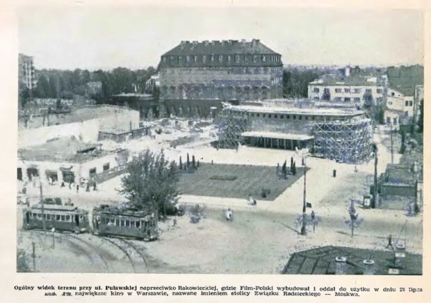Kino Moskwa w trakcie budowy - Ogolny widok terenu przy ul. Puławskiej, naprzeciwko Rakowieckiej, gdzie Film Polski wybudował i oddał do użytku w dniu 22 lipca 1950 r. największe kino w Warszawie, nazwane Imieniem stolicy ówczesnego Związku Radzieckiego - Moskwa (dziś Rosja). Źr. Stolica - warszawski tygodnik ilustrowany. R. 5, 1950 nr 32 (13 VIII). Fot. Film Polski