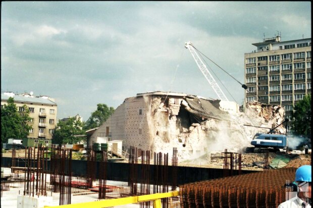 Kino Moskwa w trakcie prac rozbiórkowych. Widok od strony ulicy Puławskiej, maj 1996, fot. Małgorzata Kuciewicz, arch. ''Tu Było Tu Stało''