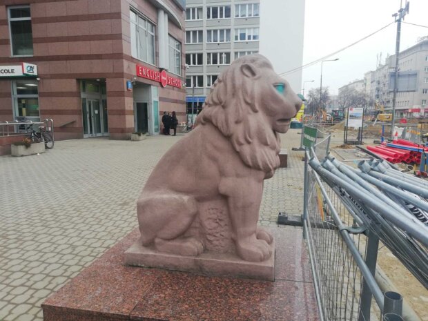 Lew przed kompleksem Europlex przy ul. Puławskiej 17 - rok 2023, luty. "Upiększony" przez wandala, spogląda na bałagan jaki zrobiła firma Budimex. Fot. Warszawa.pl