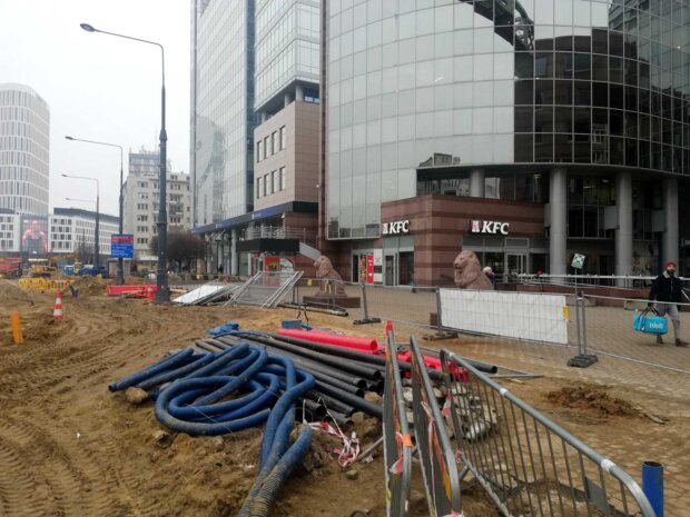 Lwy przed kompleksem Europlex przy ul. Puławskiej 17 - rok 2023, luty. Spoglądają na bałagan jaki zrobiła firma Budimex. Fot. Warszawa.pl