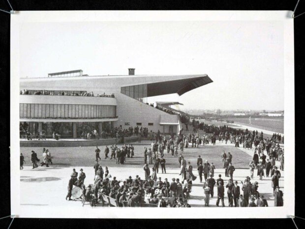 Nowy tor wyścigów konnych na Służewcu - na pierwszym planie trybuna na miejscach droższych, na drugim planie trybuna na miejscach tańszych (z fiszki z opisem zdjęcia). Fot. Polona