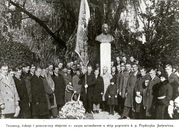 Odsłonięcie popiersia Fryderyka Jurjewicza - zdjęcie zbiorowe. źr. ''Jeździec i Hodowca'' Tygodnik Ilustrowany'' nr 43. z 23 października 1929