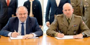 Podpisanie porozumienia między UW I 1. SBOT - Prof. Alojzy Z. Nowak, rektor UW i Płk Mirosław Tołodziecki, dowódca 18 SBOT. Fot. Mirosław Kaźmierczak UW