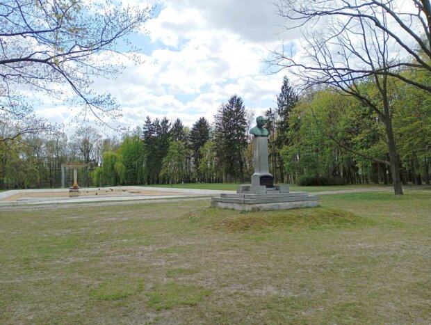 Popiersie Fryderyka Jurjewicza - na terenie Toru Wyścigów Konnych na Służewcu, Warszawa w kwietniu 2026 r. Fot. Warszawa.pl