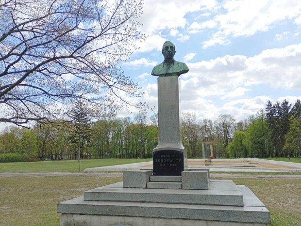 Popiersie Fryderyka Jurjewicza - na terenie Toru Wyścigów Konnych na Służewcu, Warszawa w kwietniu 2026 r. Fot. Warszawa.pl