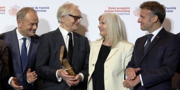 Premier Donald Tusk i Prezydent Emmanuel Macron z laureatem Nagrody im. Bronisława Geremka - Andrzejem Sewerynem i jego żoną Katarzyną Kubacką-Seweryn. Fot. KPRM