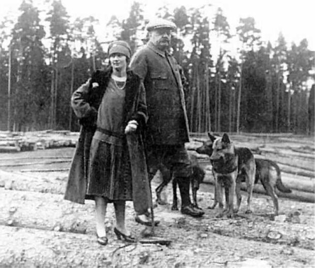 Pułkownik Mikołaj Iwanowicz Kawelin - z żoną Olgą na terenie tartaku w Majówce, koniec lat 20. XX w. Fot. NN