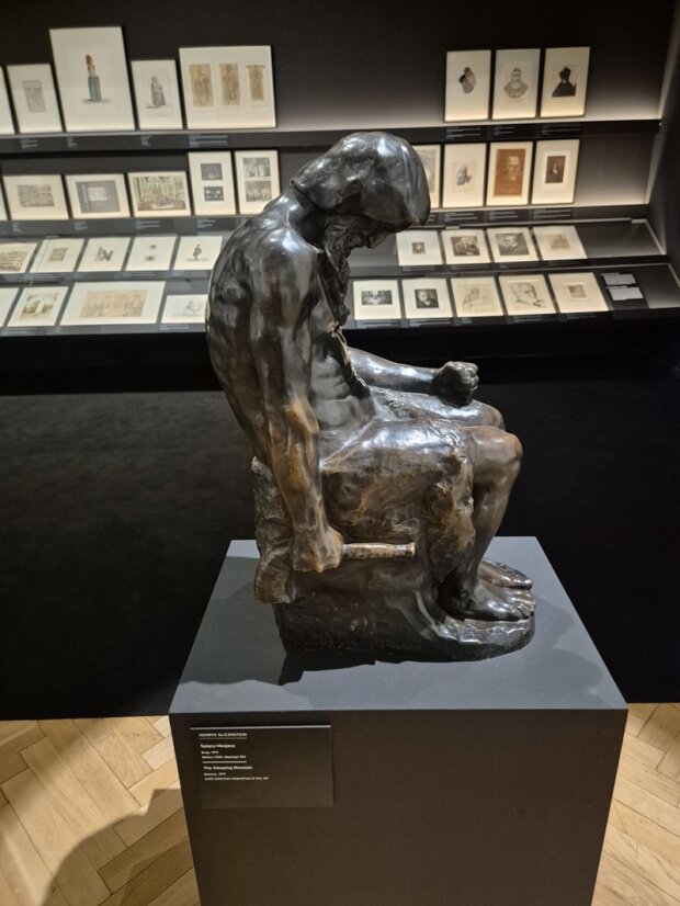 Śpiący Mojżesz rzeźba na tle innych eksponatów