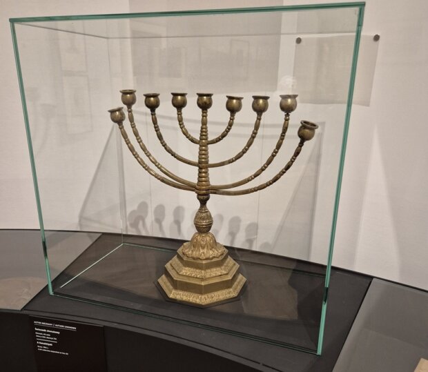 Świecznik chanukowy na wystawie