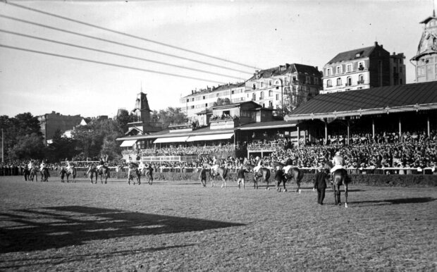 Tor Wyścigów Konnych na Polu Mokotowskim, Za trybuną stoją kamienice przy ulicy Polnej. Od prawej stronie znajduje się Plac Politechniki. źr. NAC