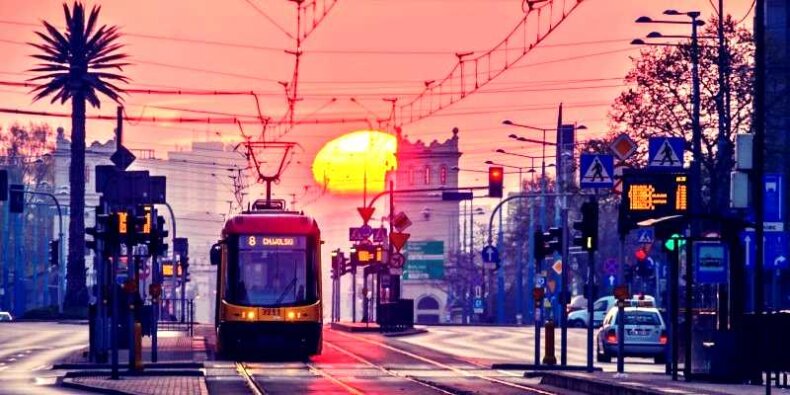 Tramwaj linii 8 - w Alejach Jerozolimskich. Fot. TW