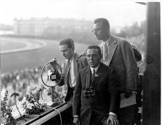 Transmisja Polskiego Radia w Warszawie z Wyścigów Konnych w 1930 r. - przeprowadzona przez redaktora Tadeusza Strzetelskiego. Fot. Ilustrowany Kurier Codzienny. źr. NAC
