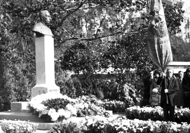 Uroczystość odsłonięcia pomnika Fryderyka Jurjewicza na placu Wyścigów Konnych - dyrektora departamentu Hodowli Koni w Ministerstwie Rolnictwa. źr. NAC