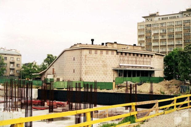 Widok na kino Moskwa od strony narożnika ulic Goworka i Puławskiej. Przed kinem widoczna budowa Centrum Finansowego Puławska, wiosna 1996, fot. Małgorzata Kuciewicz