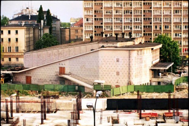 Widok na kino Moskwa z bloku przy ulicy Goworka. Przed kinem widoczna budowa Centrum Finansowego Puławska, wiosna 1996, fot. Małgorzata Kuciewicz, arch. ''Tu Było Tu Stało''
