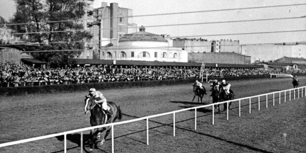 Wyścigi konne na Polu Mokotowskim w 1936 r. Fot. Ilustrowany Kurier Codzienny. Źr. NAC
