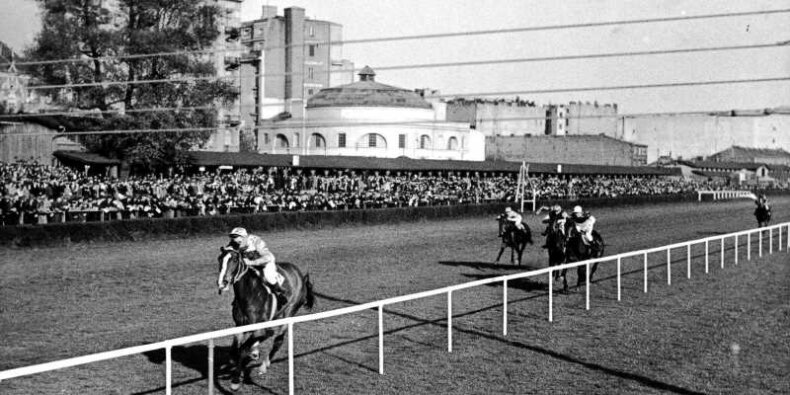Wyścigi konne na Polu Mokotowskim w 1936 r. Fot. Ilustrowany Kurier Codzienny. Źr. NAC