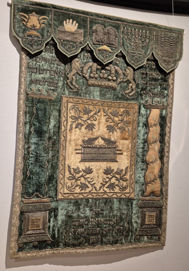 Zasłona na aron ha-kodesz z synagogi w Langendorfie - obecnie Wielowieś