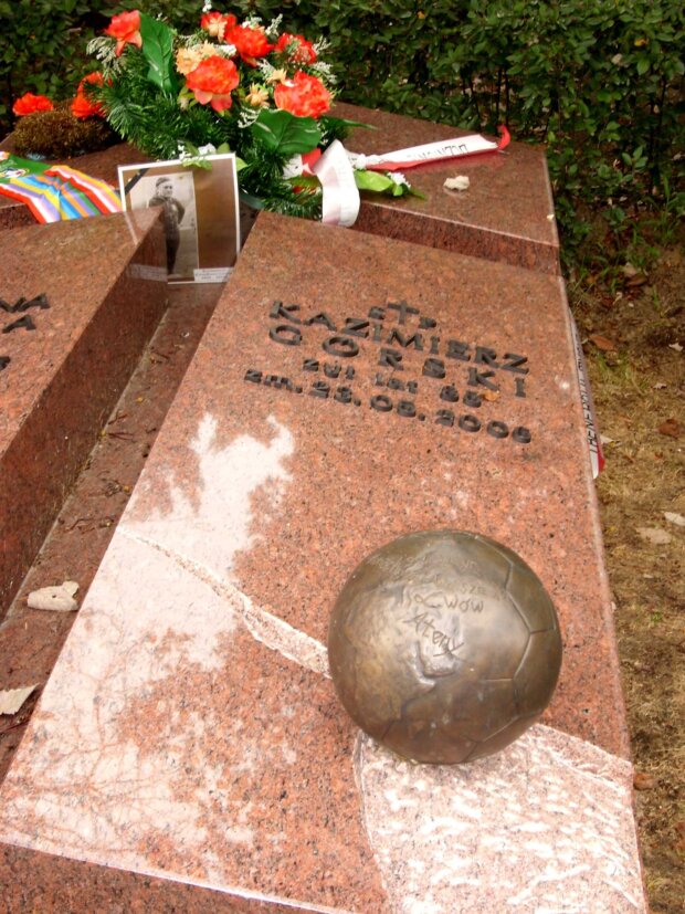 Grób Kazimierza Górskiego - na cmentarzu Wojskowym na Powązkach w Warszawie. Fot. D0z3r (Wikimedia)