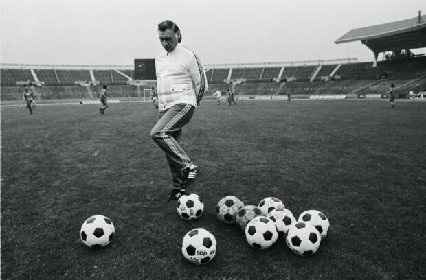 Kazimierz Górski - i piłki. Zbiory Muzeum Sportu i Turystyki. Fot. Tomasz Prażmowski