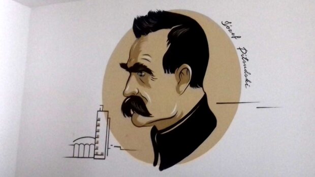 Mini-mural przedstawiający Józefa Piłsudskiego i AWF, stworzony w holu wejścia głównego na uczelnię z inicjatywy Biura Marketingu w 2023 roku. Fot. Kamil Potrzuski