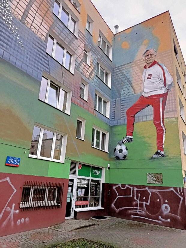 Mural Kazimierza Górskiego - na ścianie domu w którym mieszkał przy ulicy Madalińskiego 49-51 w Warszawie, autor muralu Czary-Mury. Fot. W2k2 (Wikimedia)