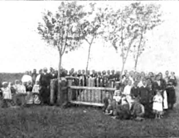 Pielgrzymi przy kamieniu z odciskiem stopy Matki Bożej w okolicach Pieczysk, Tygodnik Ilustrowany 1905, nr 5-6. Fot. arch. autora