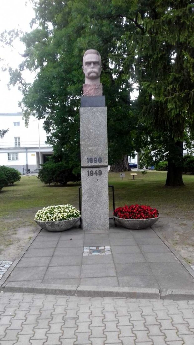 Pomnik – popiersie Marszałka Józefa Piłsudskiego dłuta Alfonsa Karnego, na postumencie autorstwa Jerzego Kaliny. Fot. Kamil Potrzuski